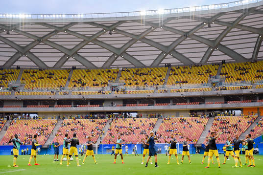 Sveriges spelare värmer upp före fotbollsmatchen mellan