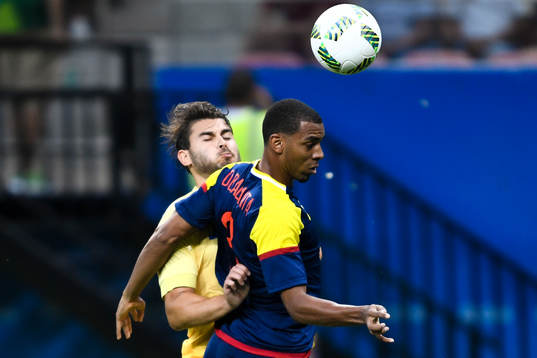 Sveriges Astrit Ajdarevic och Colombias Deivy Balanta i en