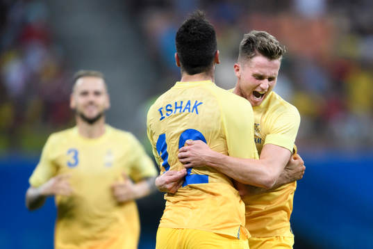 Sveriges Mikael Ishak och Adam Lundqvist jublar