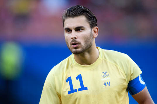 Sveriges Astrit Ajdarevic vid lineup innan fotbollsmatchen