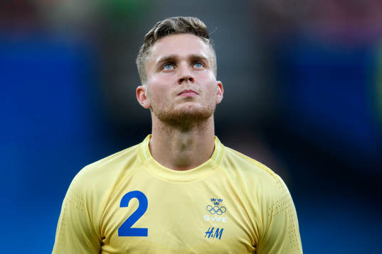 Sveriges Adam Lundqvist vid lineup innan fotbollsmatchen