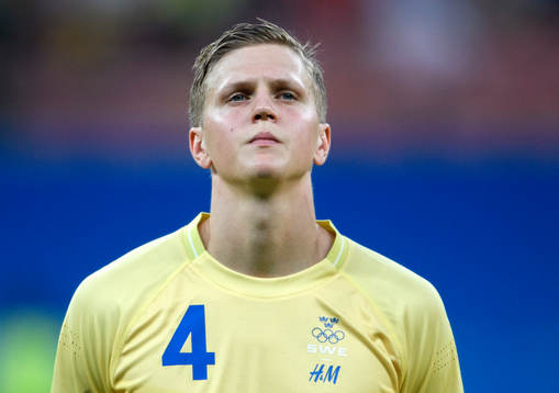 Sveriges Joakim Nilsson vid lineup innan fotbollsmatchen