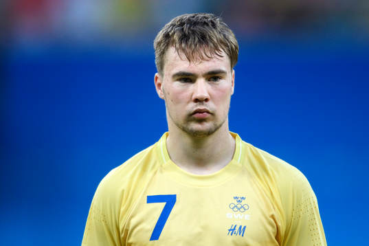 Sveriges Simon Tibbling vid lineup innan fotbollsmatchen