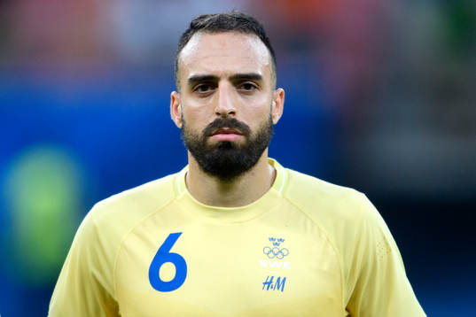 Sveriges Abdul Khalili vid lineup innan fotbollsmatchen