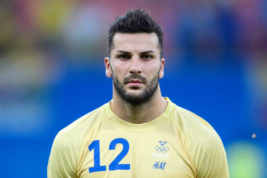 Sveriges Mikael Ishak vid lineup innan fotbollsmatchen