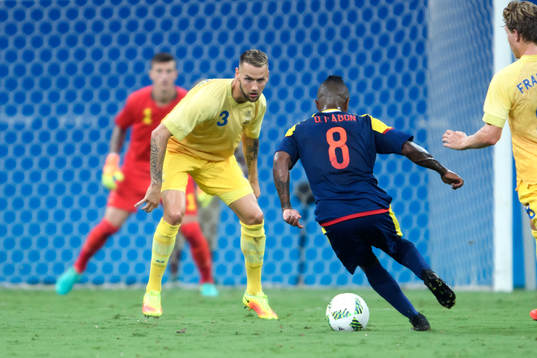 Sveriges Alexander Milosevic försvarar mot Colombias
