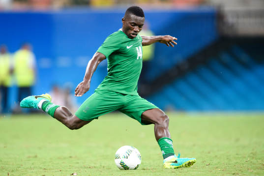 Nigerias Okechukwu Azubuike i fotbollsmatchen mellan
