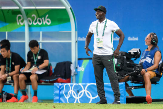 i Nigerias förbundskapten Samson Siasia fotbollsmatchen