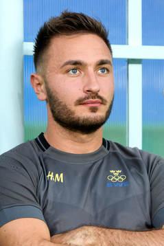 Sveriges Muamer Tankovic på bänken i fotbollsmatchen