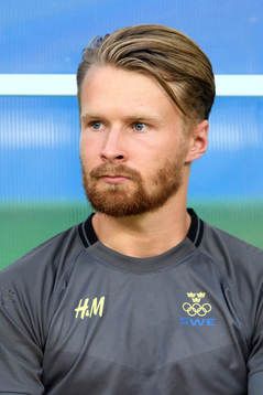 Sveriges Jacob Une Larsson på bänken i fotbollsmatchen