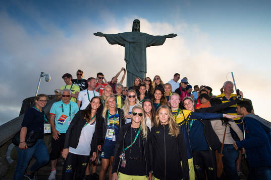 Sveriges damfotbollslandslag besöker statyn Cristo