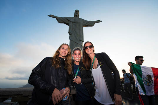 Emma Berglund, Olivia Schough och Lotta Schelin poserar