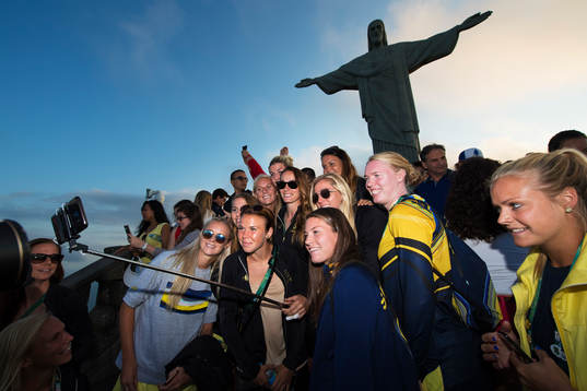 Sveriges damfotbollslandslag besöker statyn Cristo