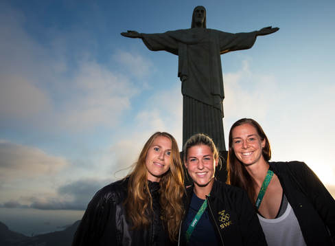 Emma Berglund, Olivia Schough och Lotta Schelin poserar