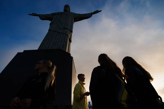 Sveriges damfotbollslandslag besöker statyn Cristo