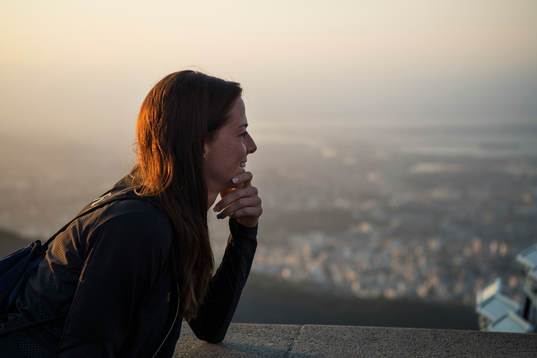 Lotta Schelin kollar ut mot horisonten när Sveriges