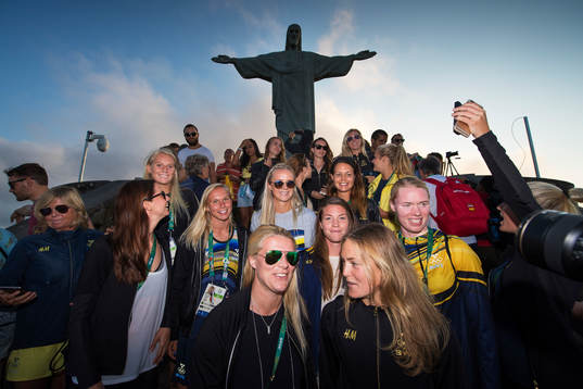 Sveriges damfotbollslandslag besöker statyn Cristo