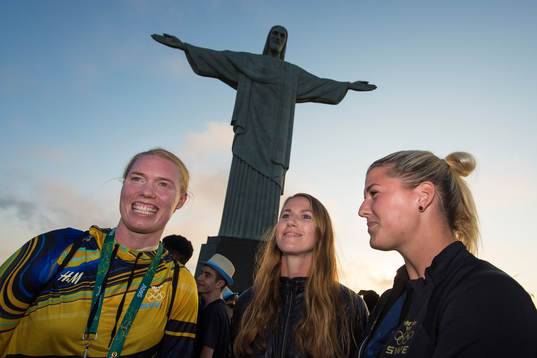 Hedvig Lindahl, Emma Berglund och Olivia Schough när