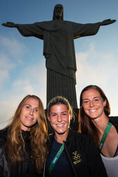 Emma Berglund, Olivia Schough och Lotta Schelin poserar