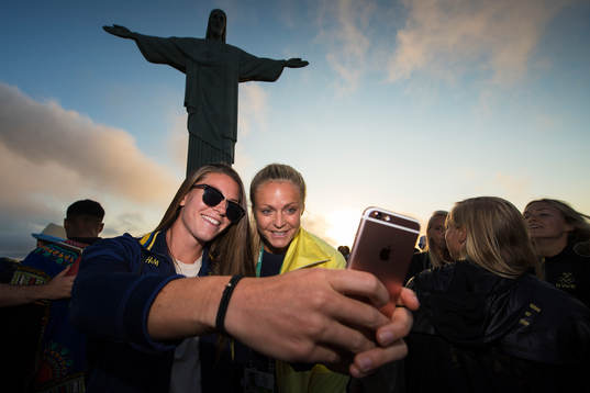 Pauline Hammarlund och Hilda Carlén tar en selfie när