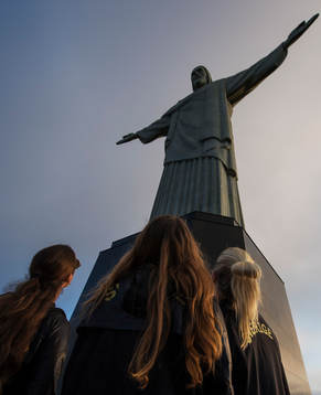 Sveriges damfotbollslandslag besöker statyn Cristo