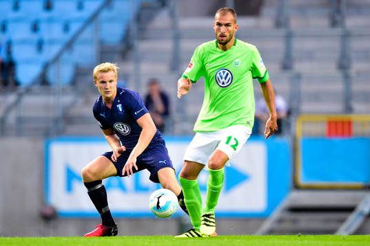 Malmö FFs Franz Brorsson och Wolfsburgs Bas Dost