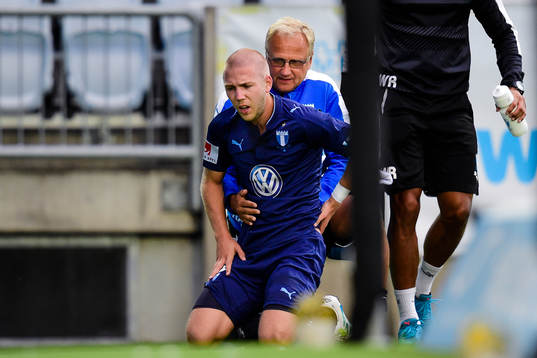 Malmö FFs Anton Tinnerholm får vård av läkare Pär