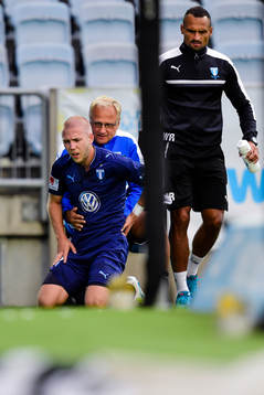 Malmö FFs Anton Tinnerholm får vård av läkare Pär