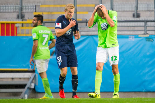 Wolfsburgs Bas Dost deppar bredvid Malmö FFs Franz Brorsson