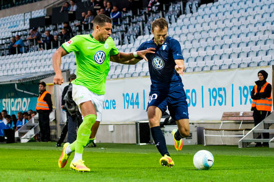 Malmö FFs Magnus Wolff Eikrem bevakas av Wolfsburgs