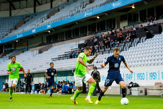 Malmö FFs Magnus Wolff Eikrem bevakas av Wolfsburgs