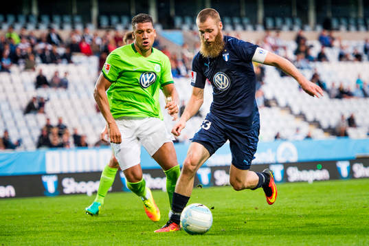 Malmö FFs Jo Inge Berget bevakas av Wolfsburgs Jeffrey