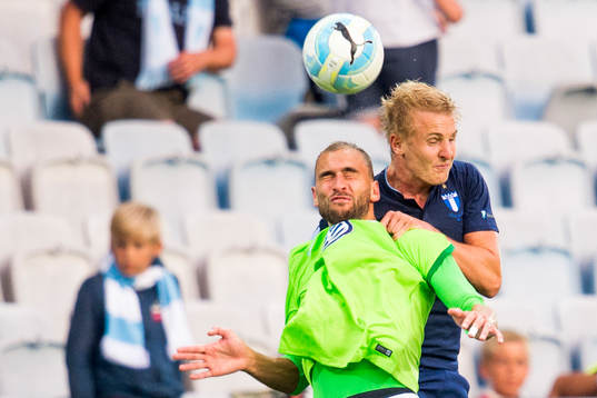 Wolfsburgs Bas Dost och Malmö FFs Franz Brorsson
