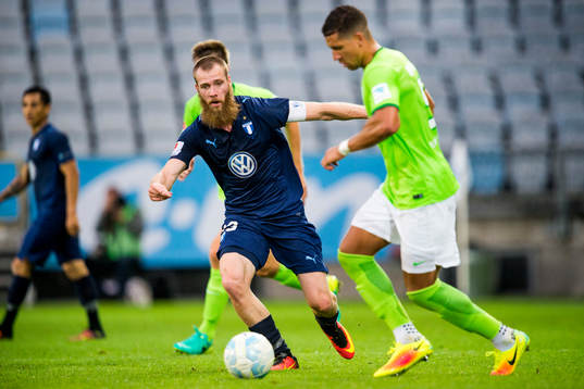 Malmö FFs Jo Inge Berget bevakar Wolfsburgs Jeffrey Bruma