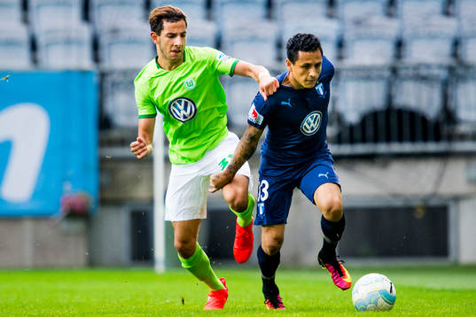Wolfsburgs Robin Knoche och Malmö FFs Yoshimar Yotún