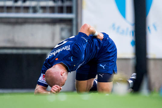 Malmö FFs Anton Tinnerholm har ont i ryggen