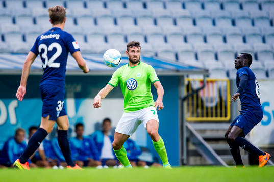 Wolfsburgs Daniel Caligiuri bevakas av Malmö FFs Mattias