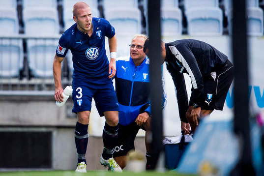 Malmö FFs Anton Tinnerholm har ont och får vård av