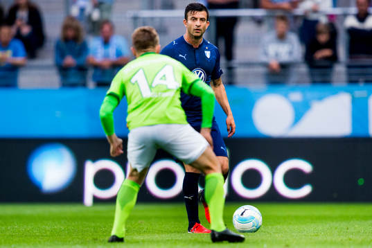 Malmö FFs Behrang Safari bevakas av Wolfsburgs Jukub