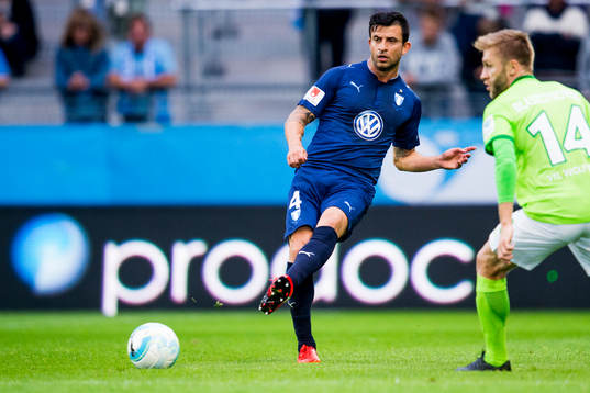 Malmö FFs Behrang Safari bevakas av Wolfsburgs Jukub