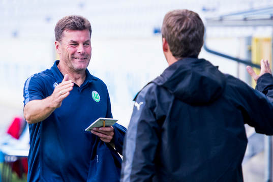 Wolfsburgs tränare Dieter Hecking hälsar på Malmö FFs