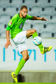 Wolfsburgs Bas Dost plockar ner bollen