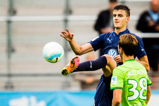 Malmö FFs Alexander Jeremejeff plockar ner bollen