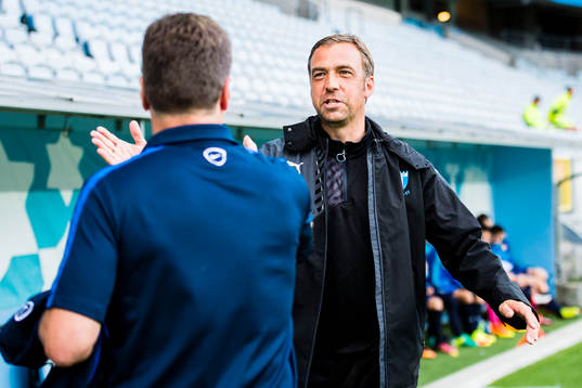 Malmö FFs tränare Allan Kuhn hälsar på Wolfsburgs