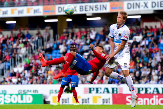 Helsingborgs Jordan Larsson provar cykelspark bredvid