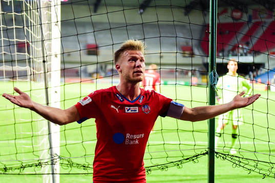 Helsingborgs Andreas Landgren i samtal med besvikna