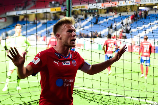 Helsingborgs Andreas Landgren i samtal med besvikna