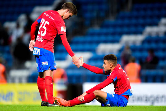 Helsingborgs Felix Bindelöv och Jordan Larsson deppar