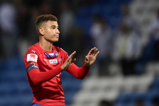 Helsingborgs Jordan Larsson försöker lugna publiken