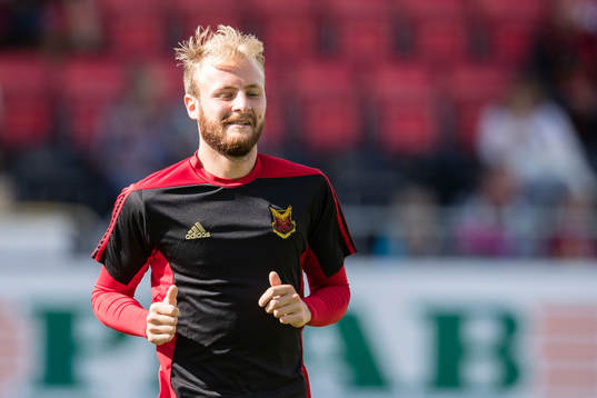 Östersunds Curtis Edwards värmer upp